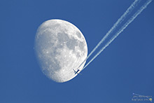 Schnappschuss eines Flugzeugs vor dem Mond